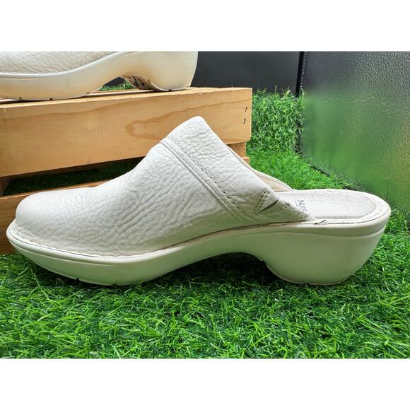 Nurse Mates Thea Clogs- White- Size 8.5W - Picture 3 of 5